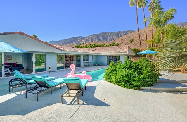 Spacious & fun Indian Canyons retreat 4BR 3.5BA w/pool, spa & casita