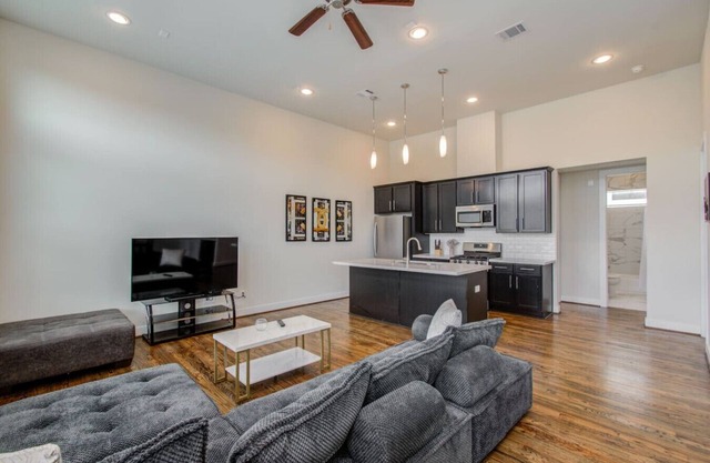 Spacious Getaway 5 Min from Minute Maid Park!