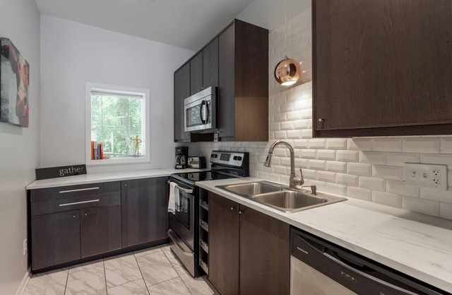 Spacious Getaway Near Food and Entertainment | 7/8