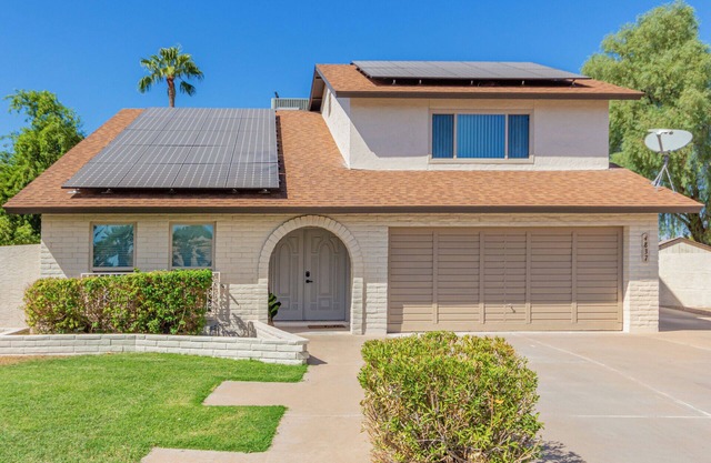 Spacious Glendale Home, 5-bedrooms on golf course, Sleeps 12, pets welcome