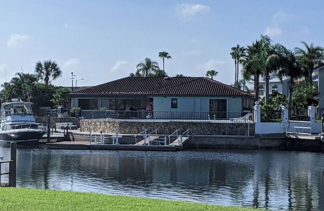 Spacious Gulf water front 4B/3B, pet friendly & pool. Boat lift not included.