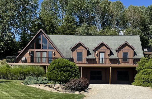 Spacious Hocking Hills Lodge/Cabin
