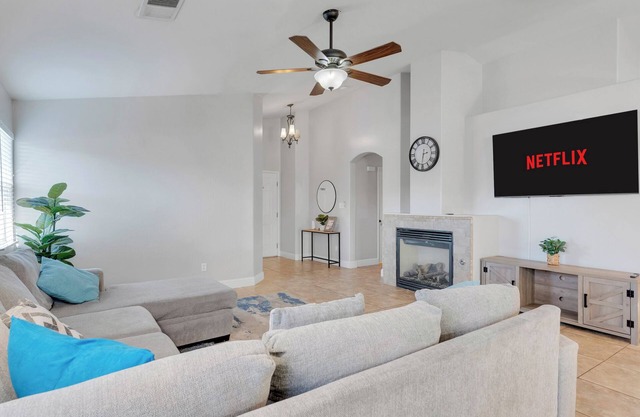 Spacious Home-BBQ,Ev,Comfy BEDS,Near Shops.