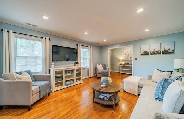 Spacious Home in Superb Location near Golf, Fine Dining & Downtown