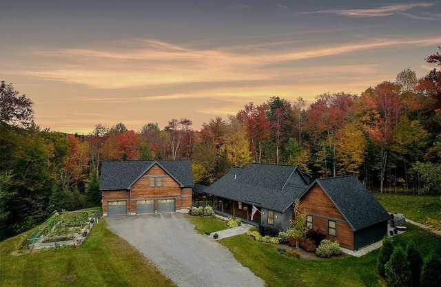 Spacious home minutes from Mt Snow and Stratton ~with game room, sauna & hot tub