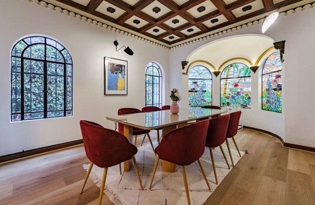 Spacious Home Ideal for Groups - Outdoor Dining, BBQ, Workspace