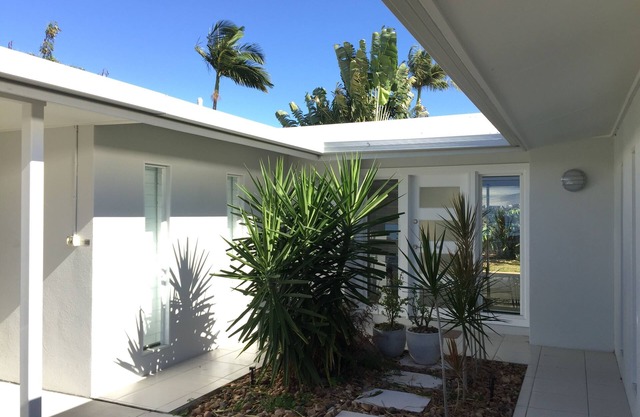 Spacious Home - near Kirwan's Shops, Hospital & Uni