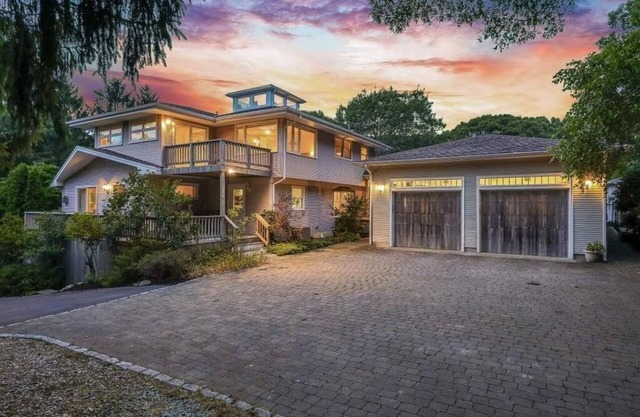 Spacious Home w/Pool & AC, 2 ensuite bedrooms, EV charger, 7-min Walk to Beach