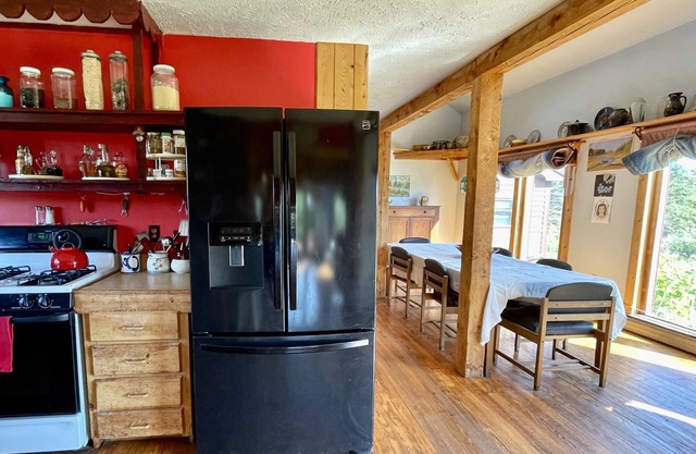 Spacious home w/riverview, minutes from state parks and ocean beaches, sleeps 11