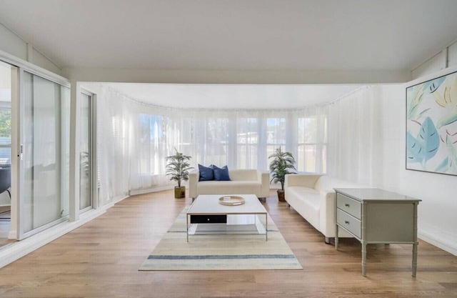 Spacious home With Heated Pool 3 miles from IMG!