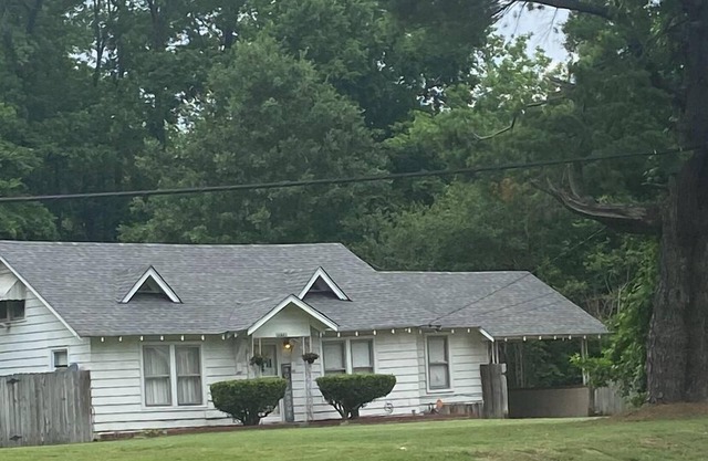 Spacious Home with Large Backyard Minutes from Graceland and Downtown Memphis