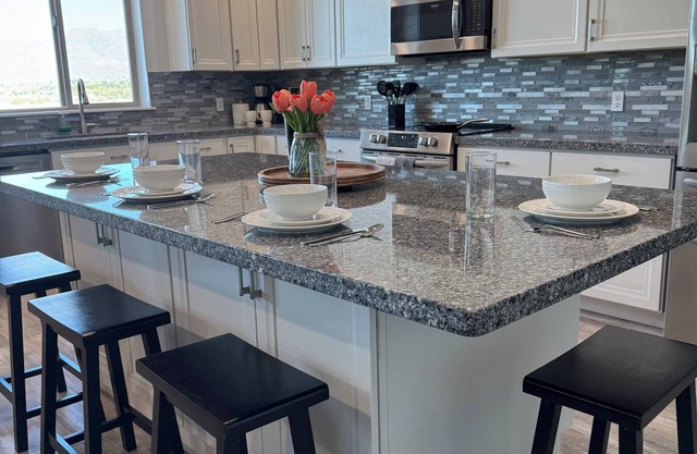 Spacious Home with Sunset Views | 4/3