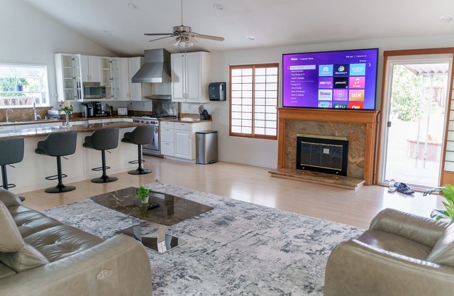 Spacious Home & Yard, Great for big groups & companies