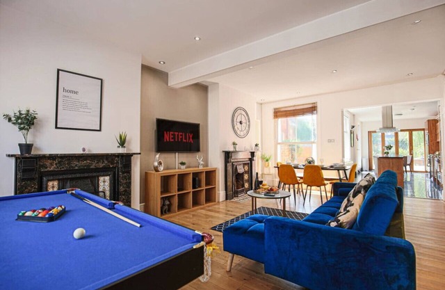 Spacious House Central Location Pool Table Smart TV Free Parking