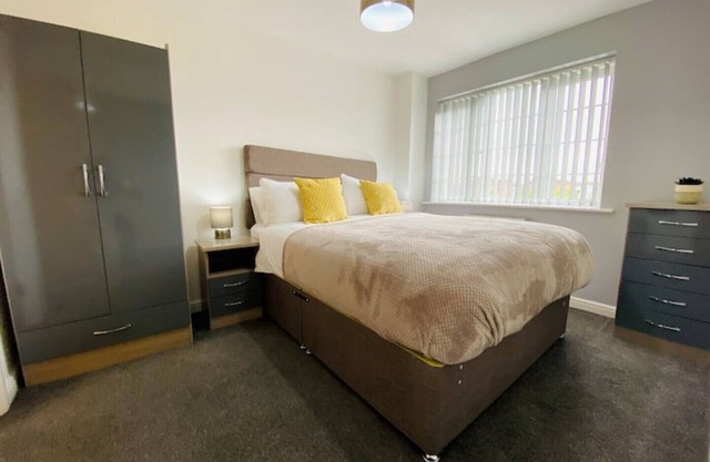 Spacious House In Grimsby With Parking