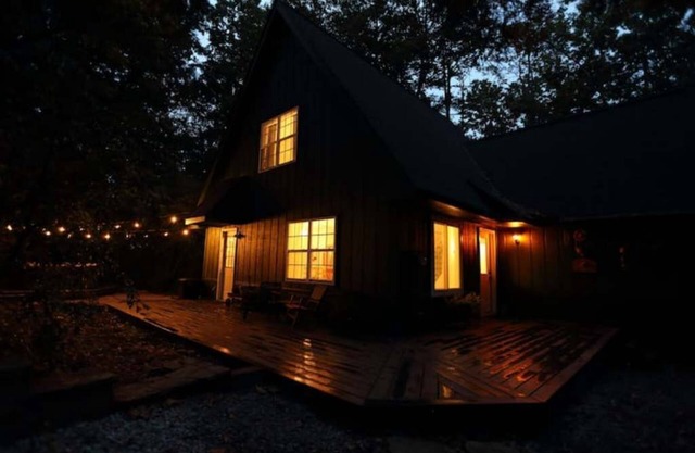 Spacious house on the Ocoee River!