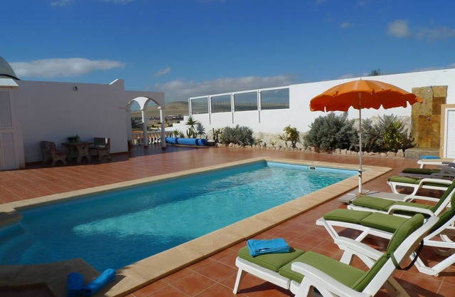 Spacious house with 3 bedrooms, 2 bathrooms, swimming pool