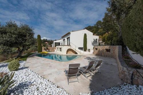 Spacious house with pool - near beach