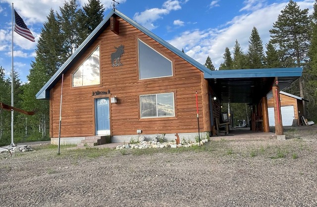 Spacious Island Park cabin close to Yellowstone