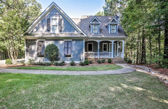 Spacious Lakefront 5-bedroom house in charming Greensboro