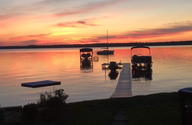 Spacious Lakefront Cottage In Bear Lake M