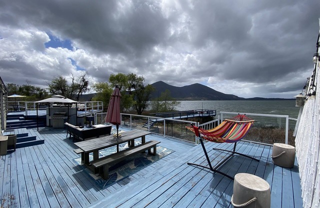 Spacious Lakefront Oasis ☀ Huge Deck ☀ Scenic View