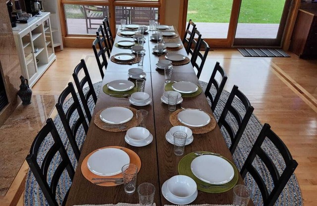 "Spacious Lakeside Home: Family & Friends