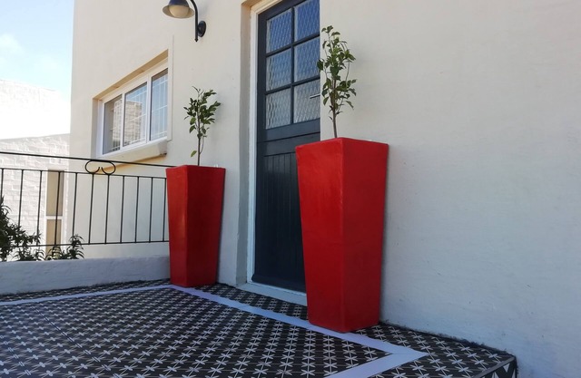 Spacious, Light and Ideally Located -100 m to Beach,1h to Cape Town,South Africa