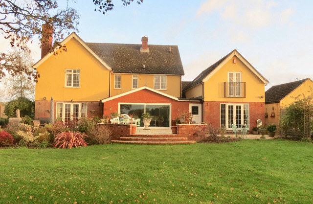 Spacious, light, self contained 2 room holiday Annex with own access.