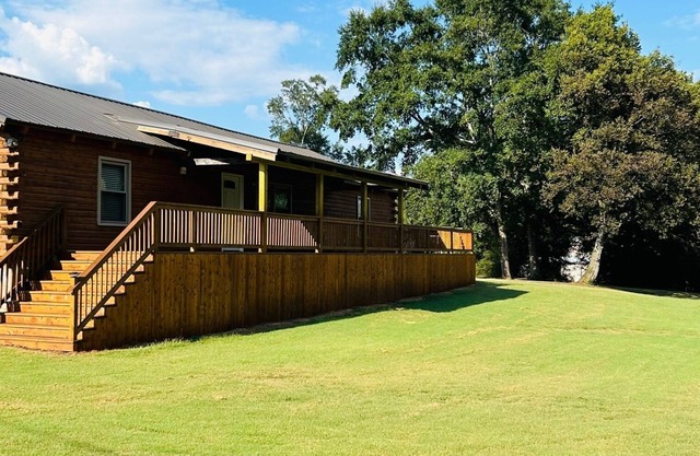 Spacious Log Cabin at Lake Guntersville