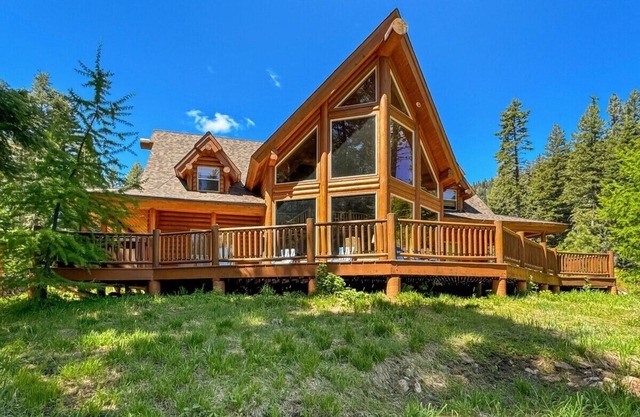Spacious Log Cabin Near Tamarack w/Hot Tub!