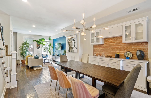 Spacious luxury rowhouse in the heart of DC. (With lots of plants!)