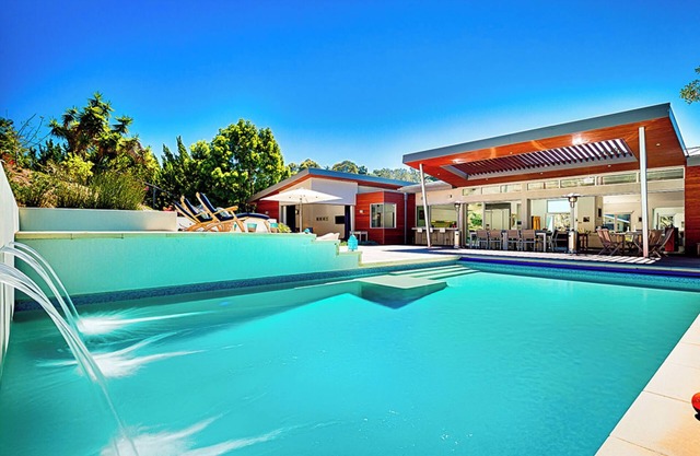 Spacious Luxury Villa - Seamless Indoor-Outdoor Living and Contemporary Design