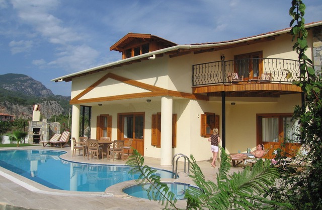Spacious Luxury Villa with Own Pool and Stunning Mountain Views