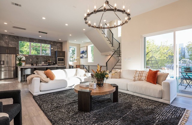 Spacious Luxury w Cozy Rooftop mins to Downtown