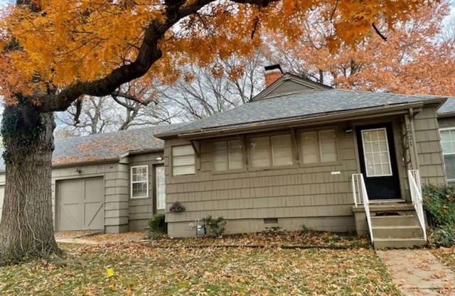 Spacious Midtown 4 bedroom, 3 bath house with private yard. Close to Expo Center