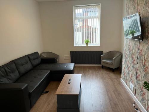Spacious, Modern 3BR House, LFC, Free Parking