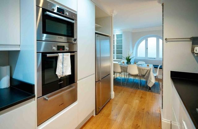 Spacious & Modern 3BRs house in central london