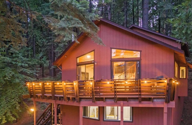 Spacious modern chalet w/fire pit, BBQ, games, ping pong - 5 min from Big Trees!