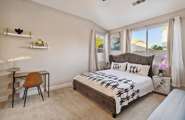 Spacious Modern Getaway For You