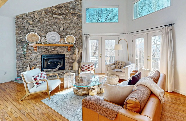 Spacious Modern Mountain View Cottage with a game room and hot tub