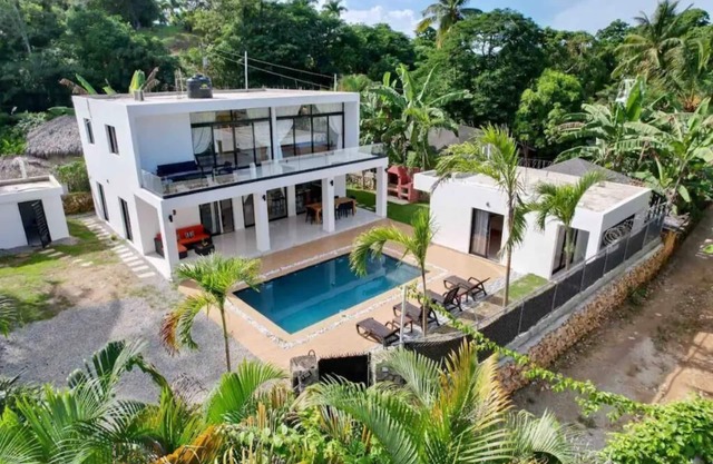 Spacious Modern Villa, Playa Bonita Beach, Pool