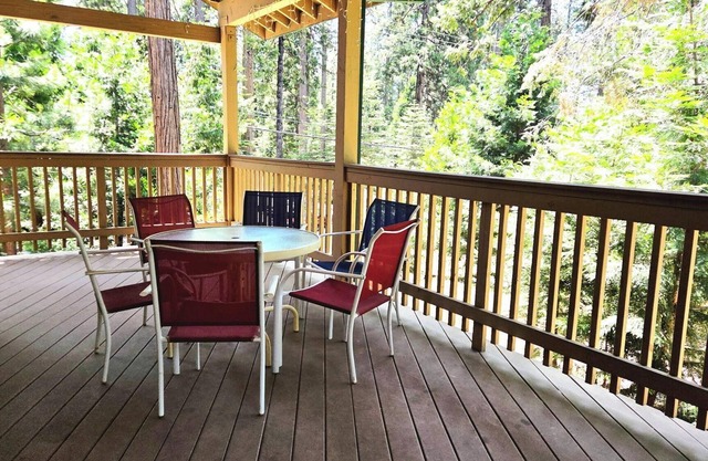 Spacious Mountain Retreat with Stunning Forest Views! Kid-friendly!