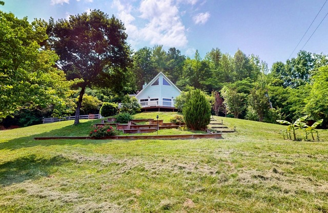 Spacious mountain cabin with pickleball court, hot tub, firepit, and game room