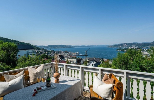 Spacious near-city villa with amazing views, 5BR, Free Parking