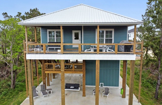 Spacious new 4-bedroom house on a deep water canal in tranquil Bay St. Louis, MS