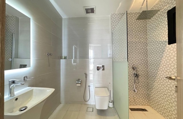 Spacious & New 4-bedroom apartment in peaceful Madinah with AC, Fast-WiFi