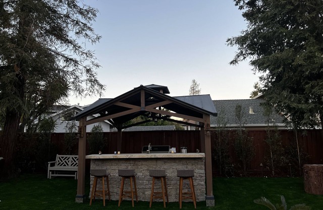 Spacious newly remodeled indoor/outdoor space. Walking distance hikiing trails