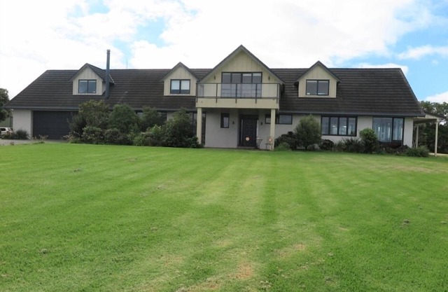 Spacious, modern, tranquil, convenient, great location with sea views & bush.
