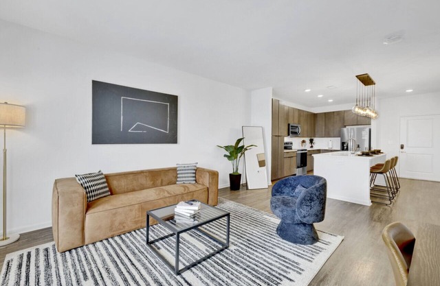 Spacious Oasis w/Pool, Gym, & Stunning City Views